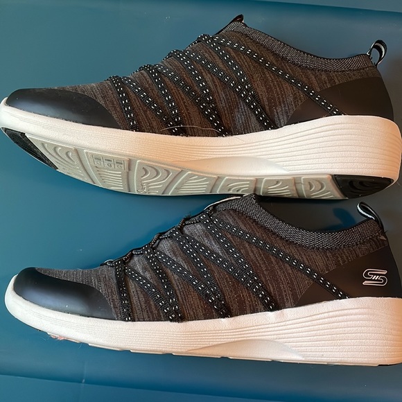 Sketchers slip on - air cooled memory foam 😊. Size 10 charcoal/black and white - Picture 2 of 4